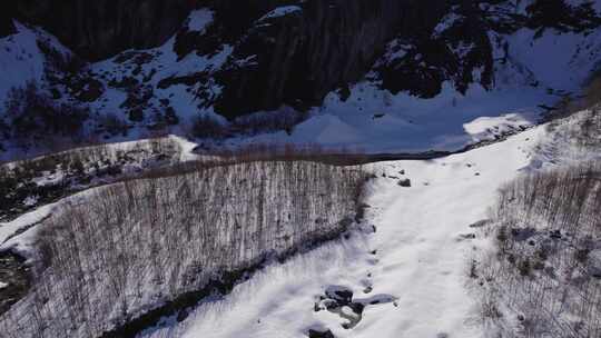 瑞士阿尔卑斯山冰川景观的航拍镜头，向后飞行