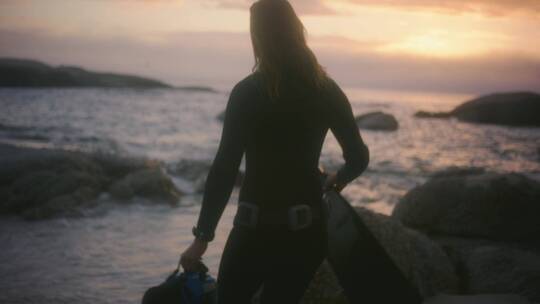 女孩在海里冲浪