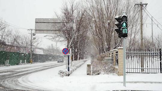 冬季雪中的路口