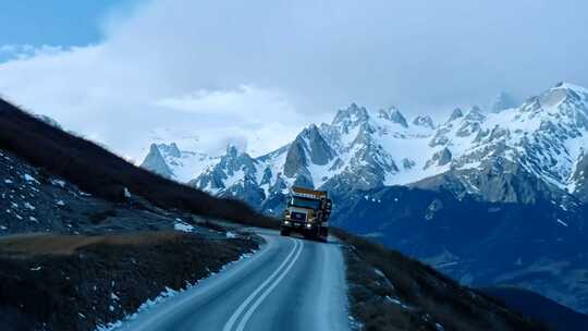 察雅 公路 雪山 运输