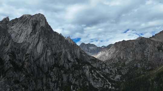 航拍气势宏伟的中国四川甘孜措普沟高山风景