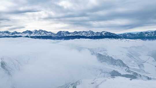 安集海大峡谷冬天穿云航拍