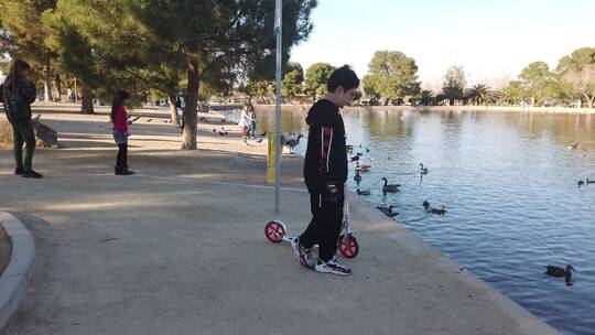 男孩在公园骑滑板