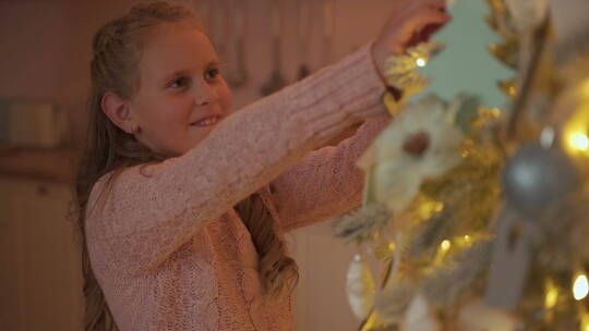 小女孩装饰圣诞树视频素材模板下载