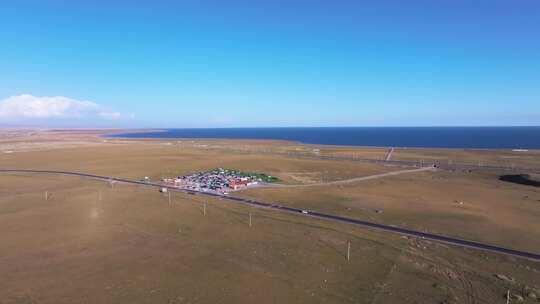 航拍青海湖断崖景区高原圣湖蓝天白云列车