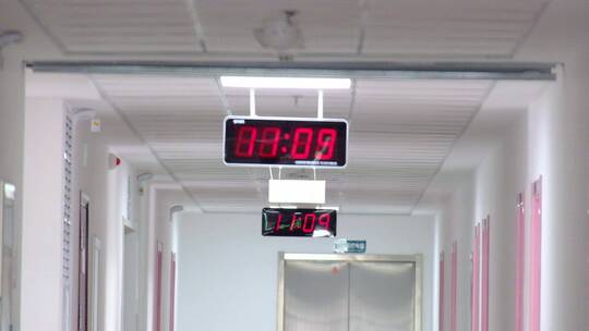 医院养老院福利院教学楼走廊时钟视频素材模板下载