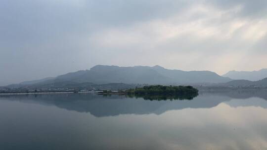 济南南部山区，卧虎山水库秋景