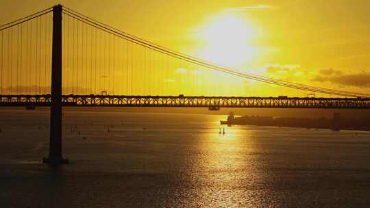 夕阳下的吊桥