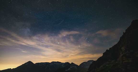 银河系的时间流逝和夏季夜空中的星星在阿尔卑斯山上空旋转