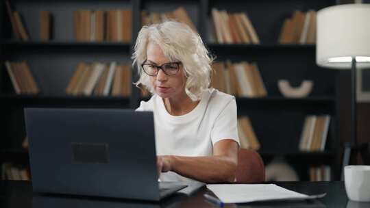 高级女性自由职业者在笔记本电脑上工作成熟视频素材模板下载
