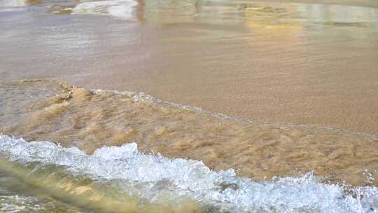 海岛阳光下海浪浪花冲刷沙滩