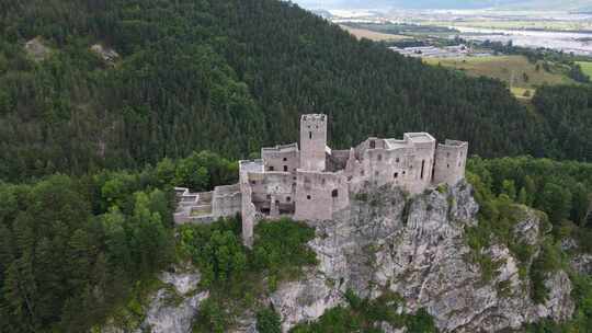 斯洛伐克斯特里克诺村城堡的鸟瞰图视频素材模板下载