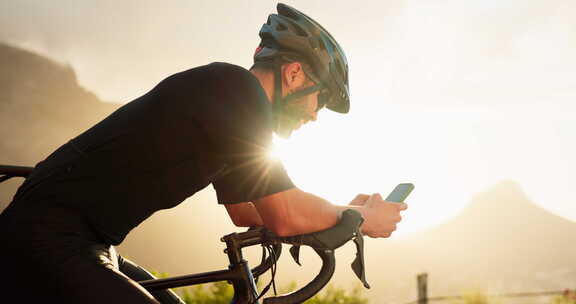 山地自行车、手机和自行车人在大自然中使用