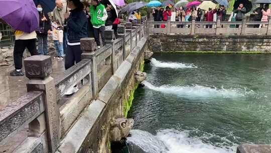 雨中济南护城河，天下第一泉黑虎泉白石桥