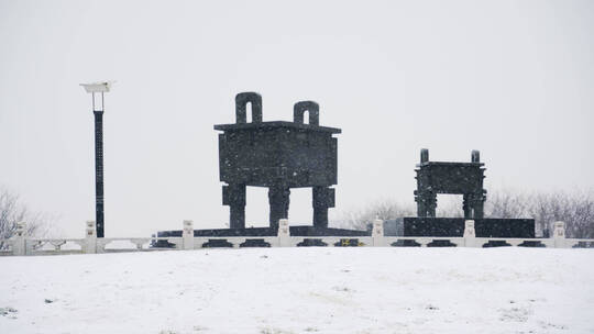 4K北方冬天公园司母戊鼎下雪实拍视频