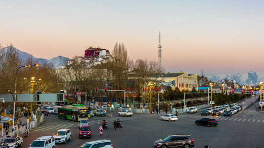 西藏拉萨西藏电视台路口布达拉宫日转夜中景