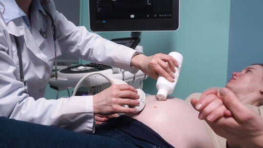 妇科医生为孕妇做B超视频素材模板下载