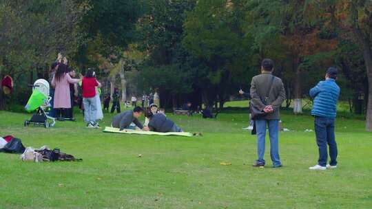 公园草坪人群休闲活动