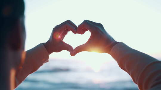 手、心和太阳与海滩上的夫妇，爱情和浪漫的