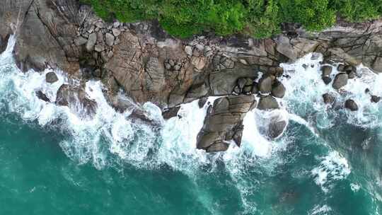 泰国普吉岛海水击打礁石溅起浪花特写镜头