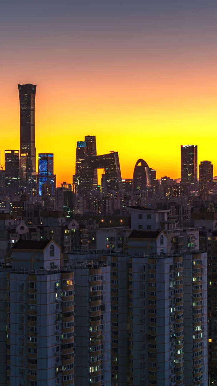 北京城市建筑群黄昏天际线的橙蓝色过渡延时