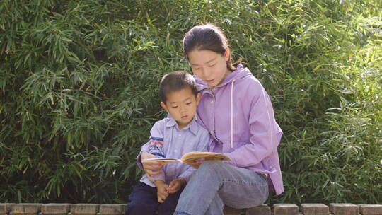 母亲与小朋友户外看书学习