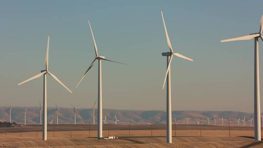 沙漠里的风力发电机视频素材模板下载