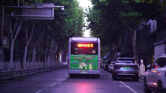 城市道路车窗外风景汽车城市道路公交车行驶