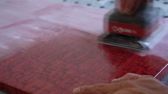 实拍家具厂木工用打磨机打磨板材抛光清理