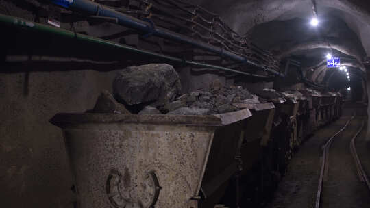 地下煤矿原矿石停在矿道内的小火车等待上矿