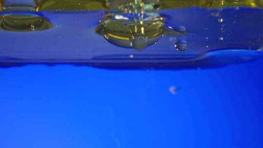 蓝色背景下工业油液体滴落