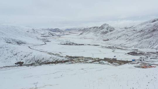航拍冰天雪地的川藏线上邦达镇雪景视频素材模板下载
