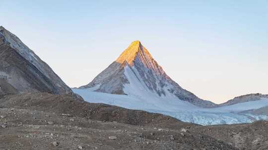 西藏日喀则国王峰普拉喜琼雪山日照金山延时