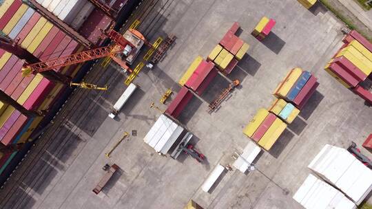 航拍港口卸货集装箱视频素材模板下载