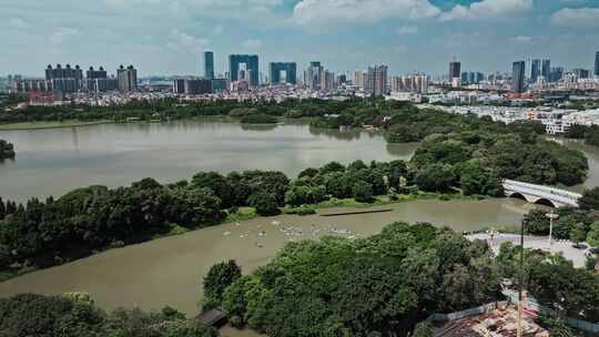 广州塔下文化馆旁海珠湖上儿童浆板航拍视频