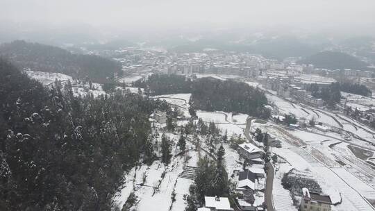 航拍山村雪景