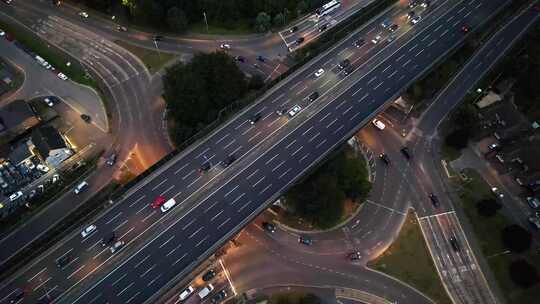 高速公路及回旋处上的车辆