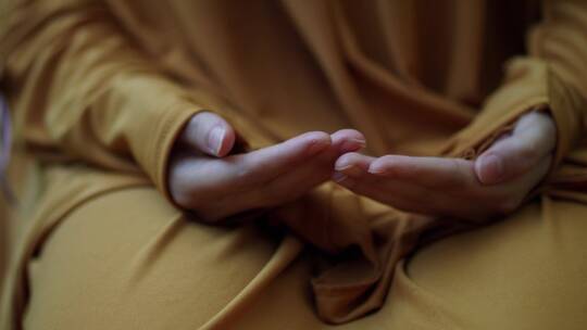 女人双手祈祷