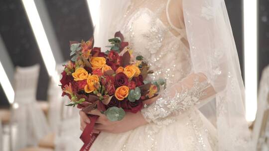 婚礼上新娘拿着手捧花