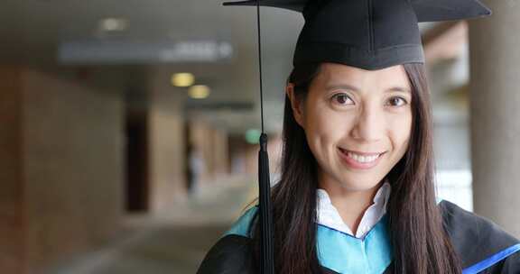 穿着大学礼服的毕业礼服的女人