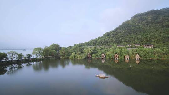 航拍杭州富阳芳草地开元度假村临水船屋客房