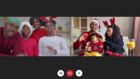 两个家庭在圣诞节视频通话
