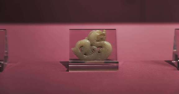南京瞻园展出的龙形玉器