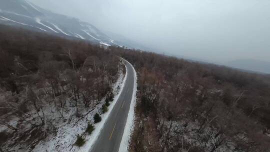 鳌山雪景冬季汽车公路行驶驰骋