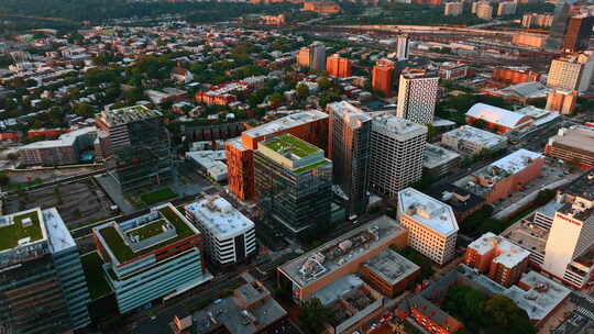 费城建筑物的屋顶上有绿色种植园。
