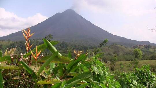 活火山远景拍摄镜头