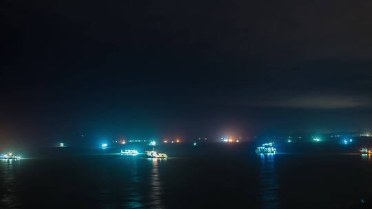 海边渔船夜景