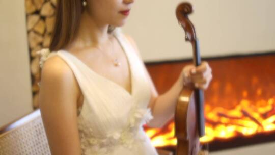 女孩拉小提琴 惬意生活 家里拉小提琴