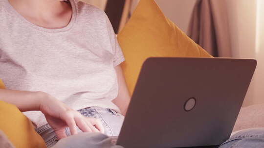 视频聊天互联网通话快乐女人笔记本电脑谈话
