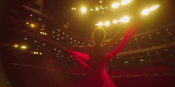 电影机拍摄大剧院红衣女孩跳舞